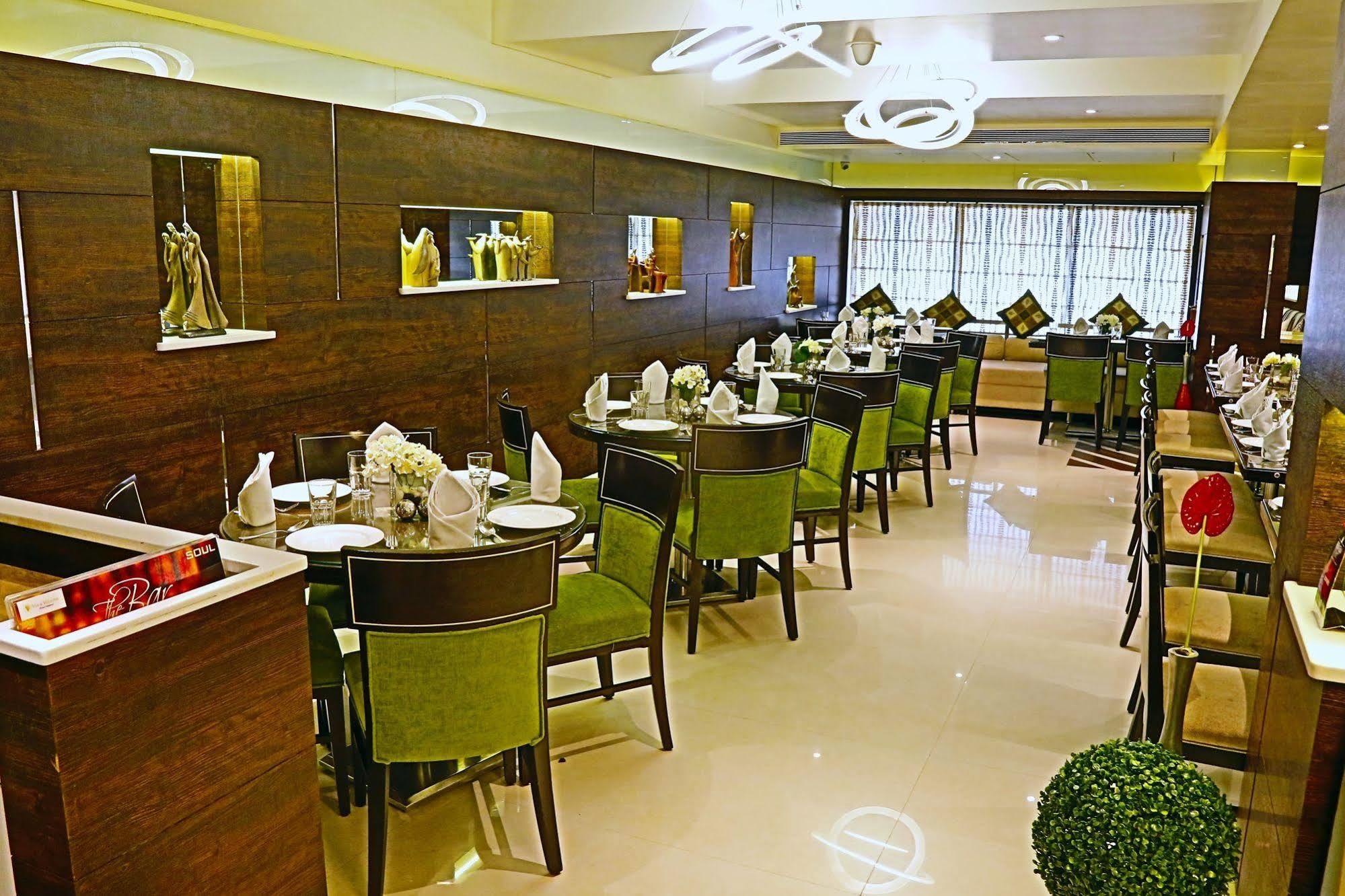 The Oriental Residency Hotel Mumbai Exterior foto